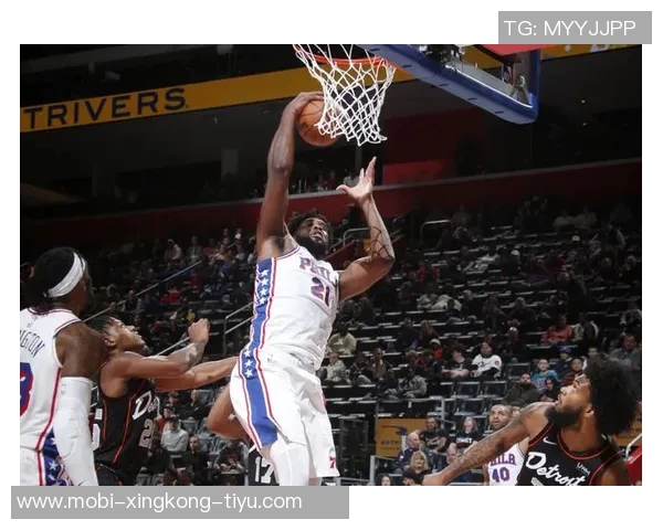 恩比德半场表现出色10投7中砍下19分助力球队进攻火力全开