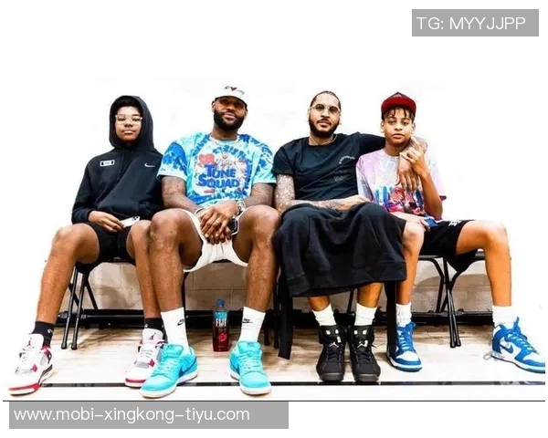 詹姆斯与画家亲密合影庆祝传递兄弟情谊与骄傲之情